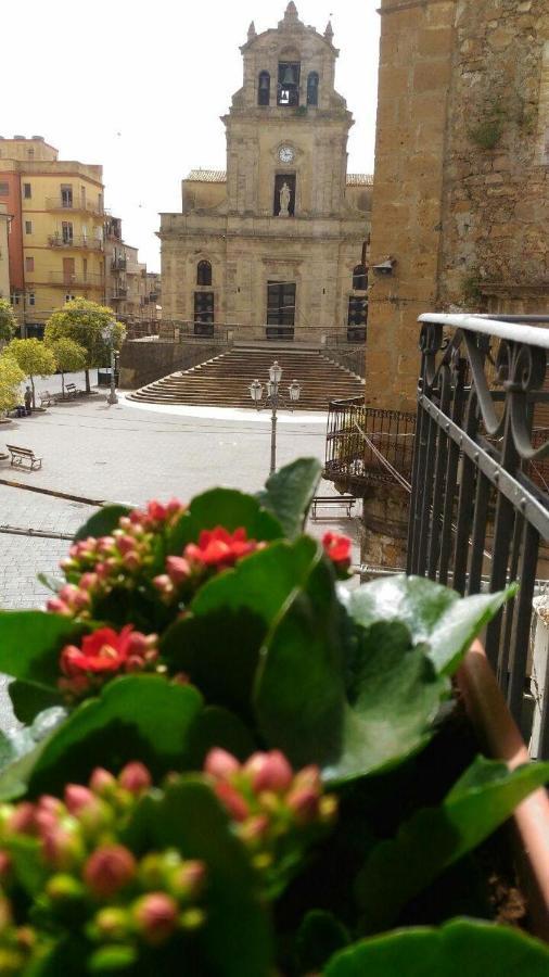 B&B L'Angolo Sulla Piazza Mirabella Imbaccari Екстериор снимка