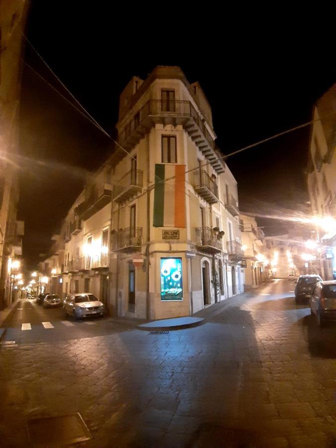 B&B L'Angolo Sulla Piazza Mirabella Imbaccari Екстериор снимка